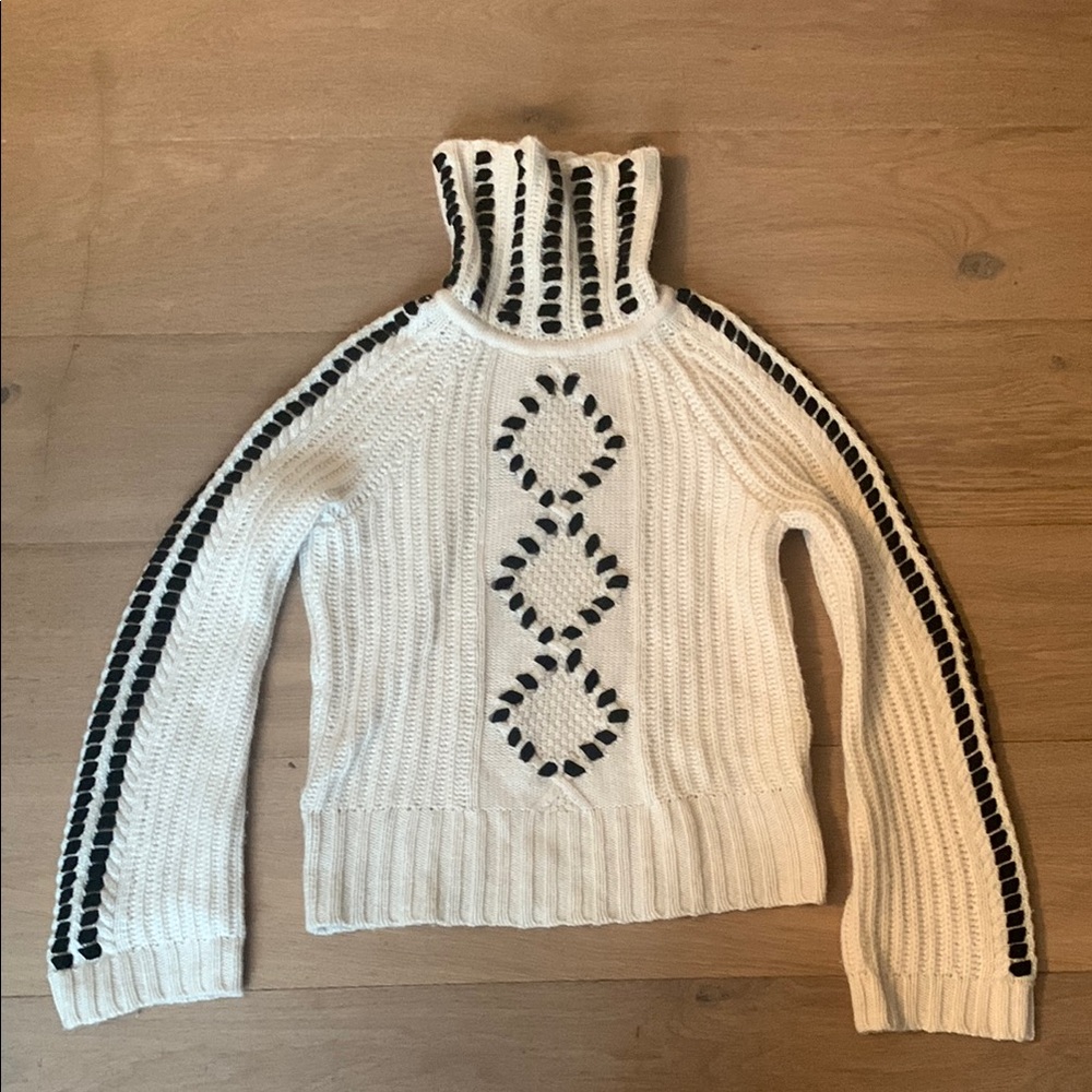 Intermix  turtleneck size P